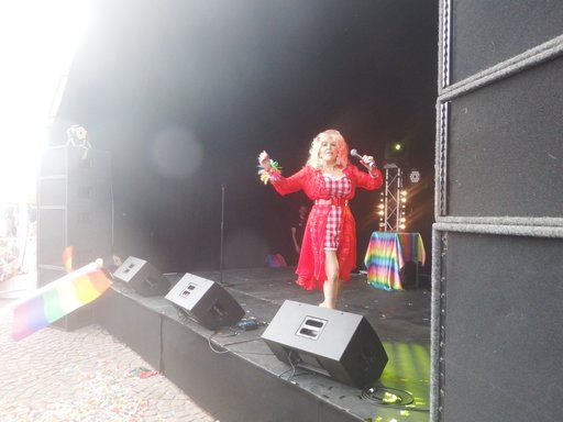 VIDEO: 'Dolly Parton' wows the crowd at Channel Islands Pride Week