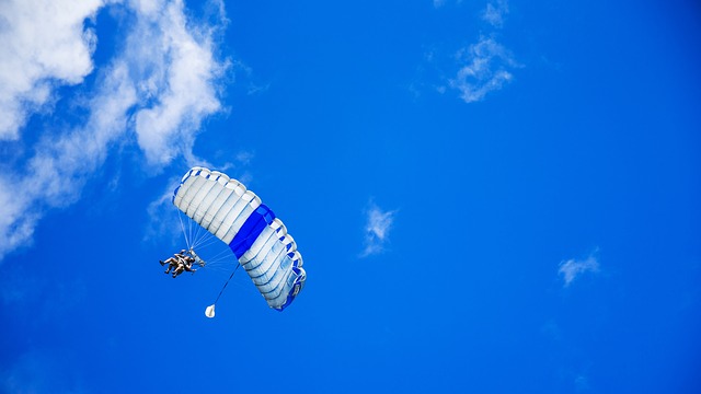 parachute-1209920_640.jpg