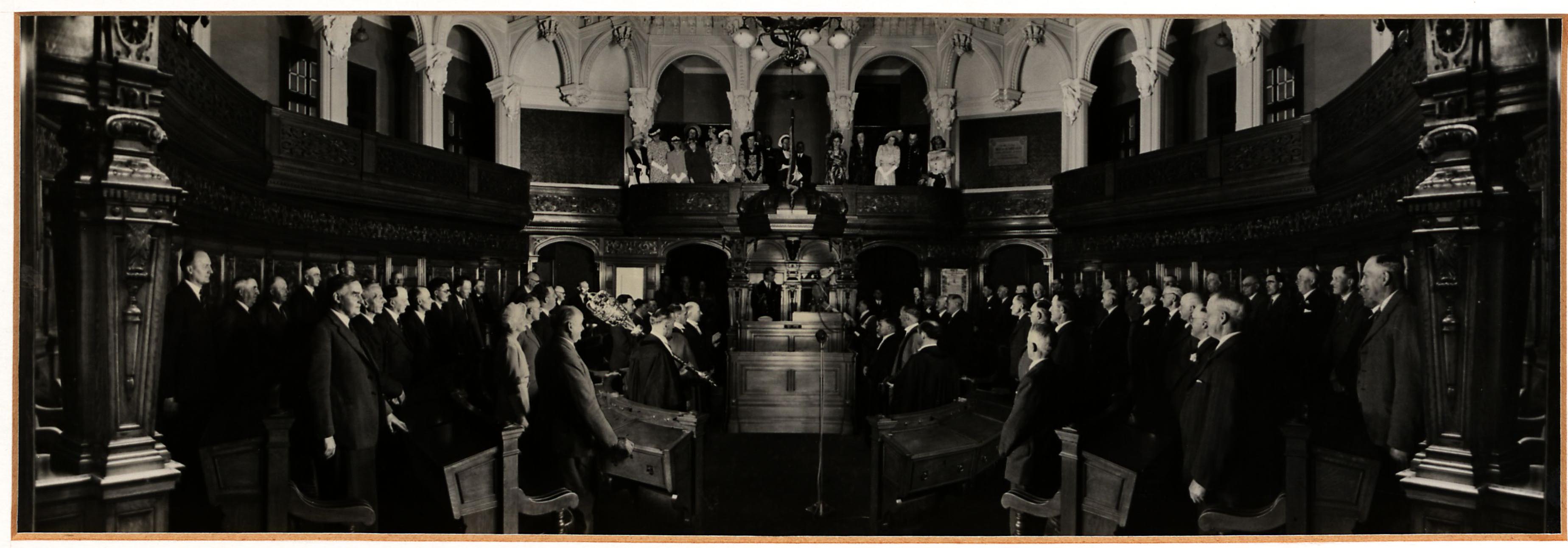 Photograph_of_Queen_and_DoE_in_the_States_Chamber_undated.jpg