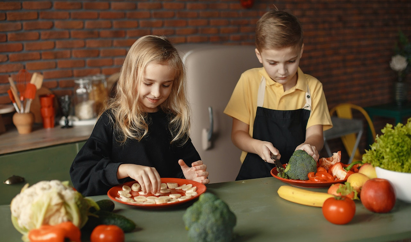 children-slicing-vegetables-3984714.jpg