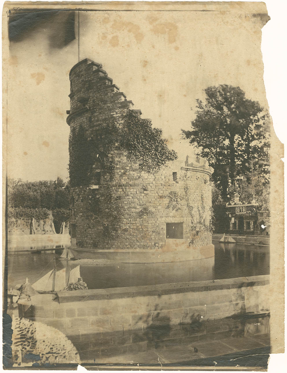 Photograph_of_the_tower_in_the_middle_of_the_lake_at_the_Troglodyte_Caves_Societe_Jersiaise_Photo_Archive.jpg