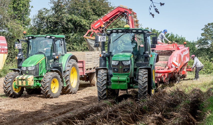 Tractor farming farmers 850x500.jpg