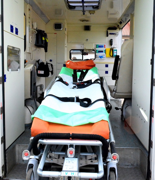 ambulance-1666012_1920.jpg