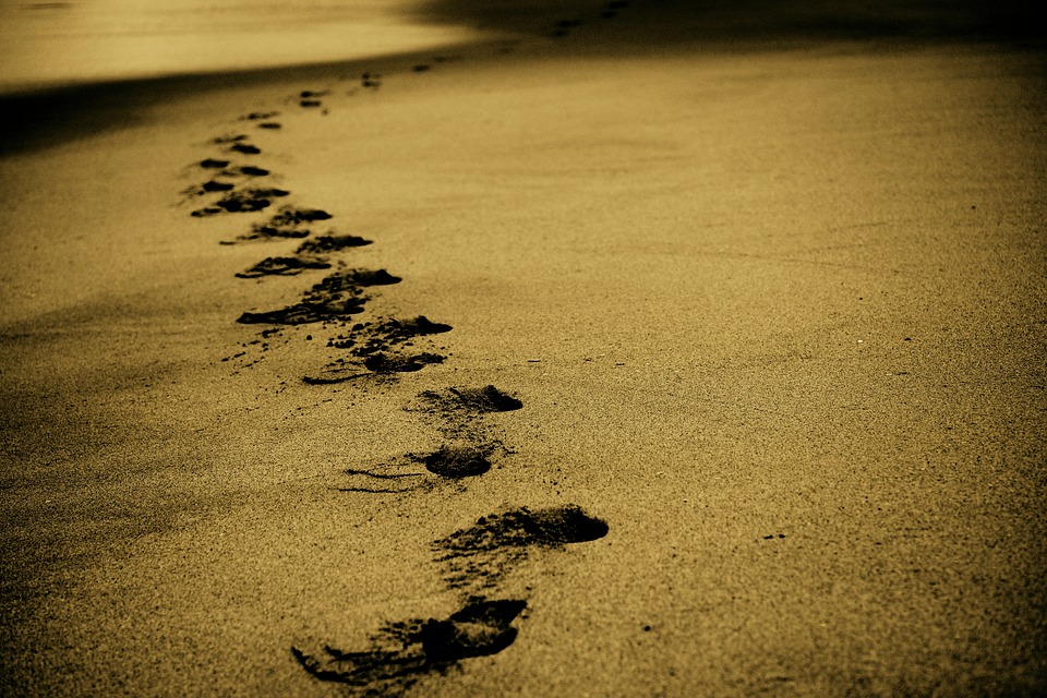 beach_footprints_sand_feet.jpg