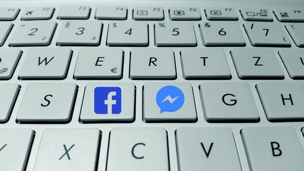 Facebook message messenger social media computer