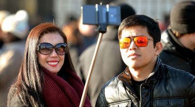 The National Gallery has decided to ban selfie sticks