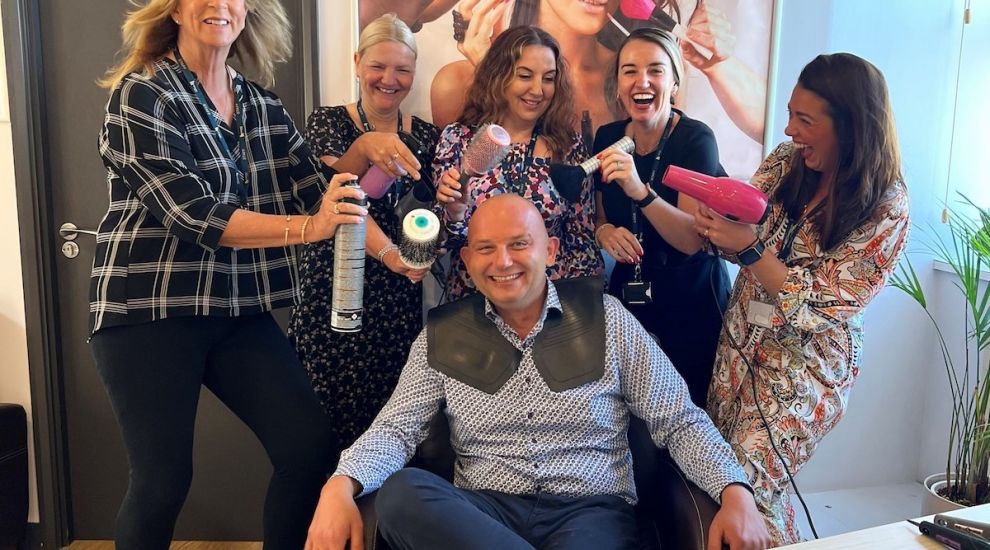 Free pop-up salon hopes to fix your 'helmet hair'