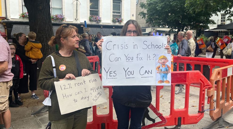Teachers on strike: “Damaging education” or fighting an “out of touch” government?
