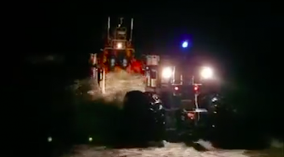 WATCH: Praise for lifeboat crew after late night Écréhous rescue