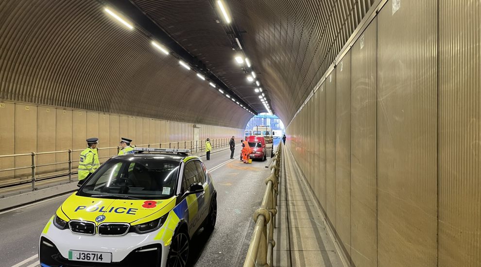 Double vehicle crash closes Tunnel