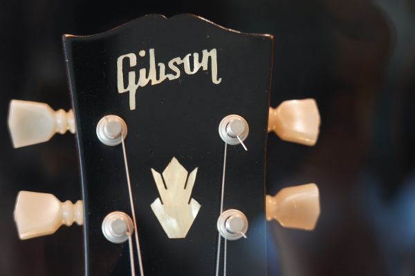 Gibson_Guitar.jpg