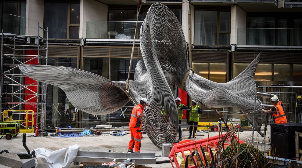 Who is the artist behind the £250k sculpture at the Horizon development?