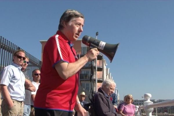Senator urges lifeboat crew to go back
