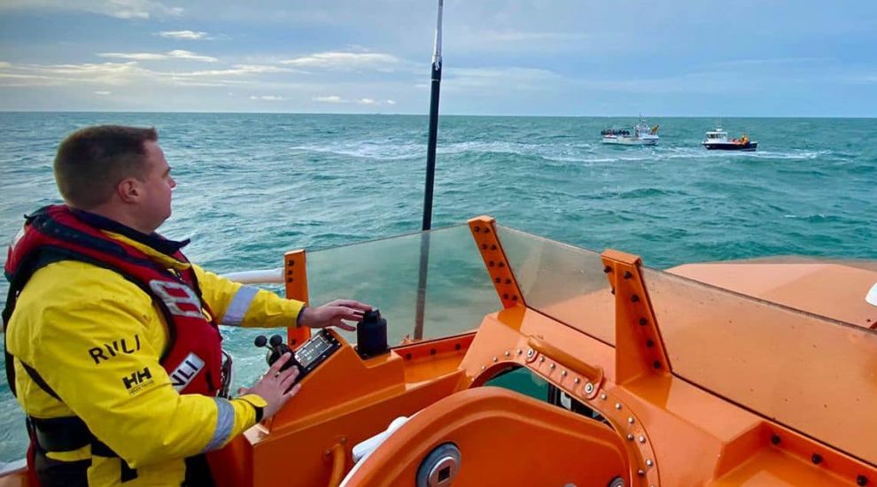 Minquiers rescue after boat gets stuck on fishing gear
