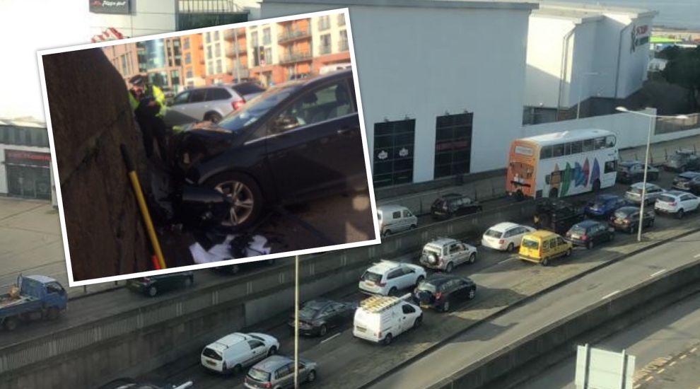 Traffic chaos after Avenue crash