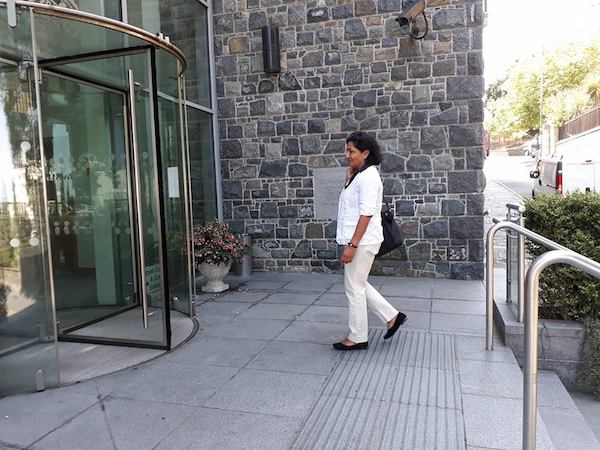 Manita_Khuller_arriving_at_court.jpg
