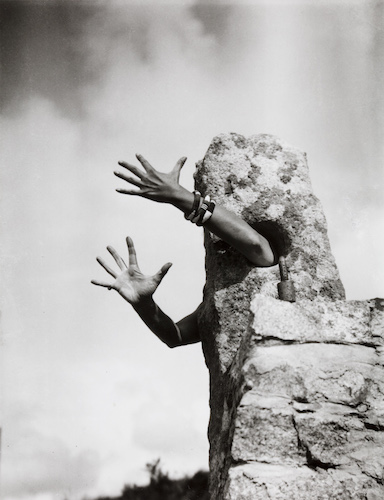 Cahun_JeTendslesBras_1931.jpg