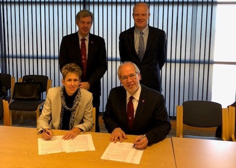 20181210_MOU_signing_Guernsey.jpg