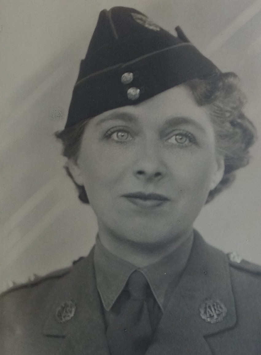 Pat_Corbin_in_her_army_days.JPG