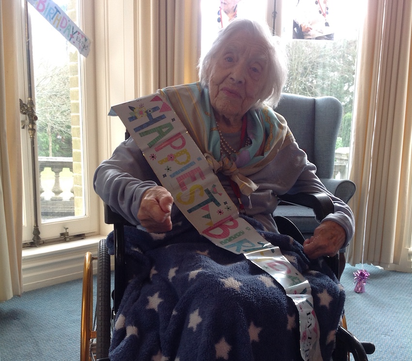 Pat_Corbin_on_108th_bday.JPG