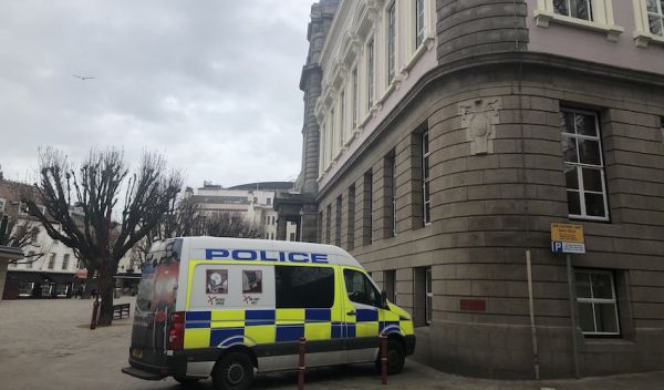 Royal_court_police.jpg