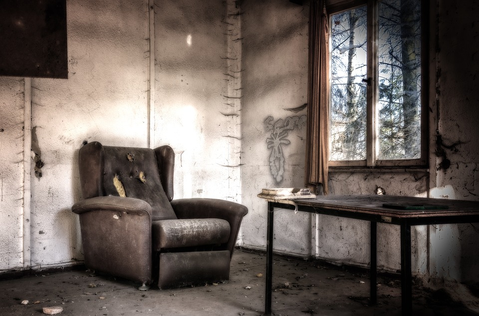 rentsafedirtyroommouldabandonedlounge.jpg