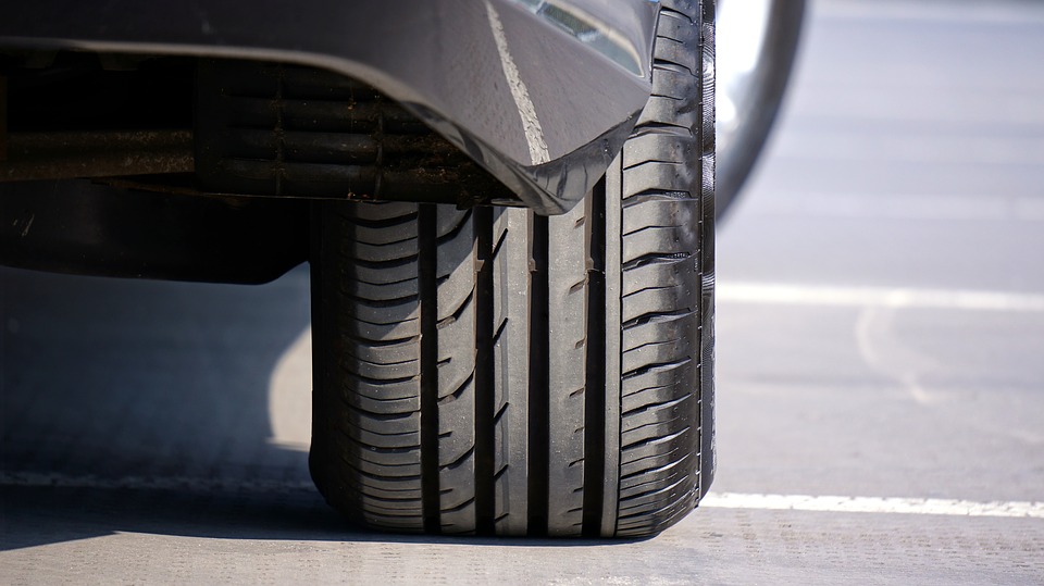 car_tyre_driving.jpg