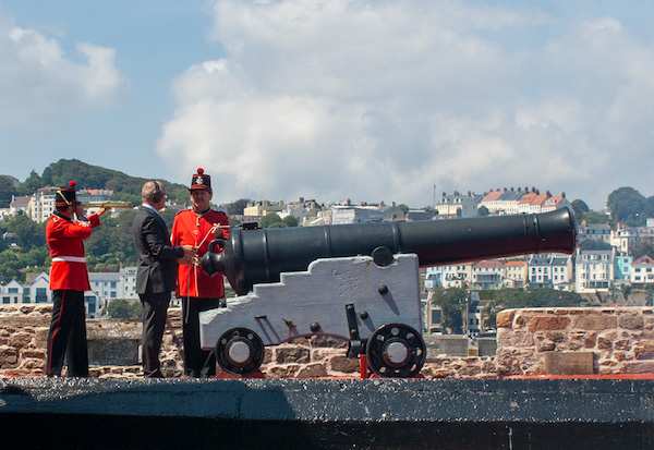 Czech ambassador noonday gun