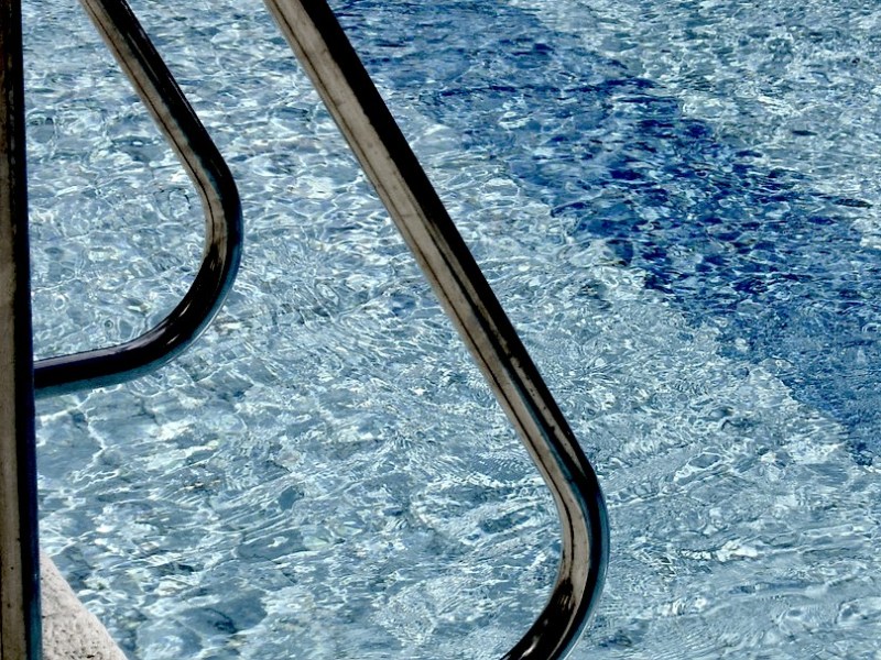 swimming-pool-19918_960_720.jpg