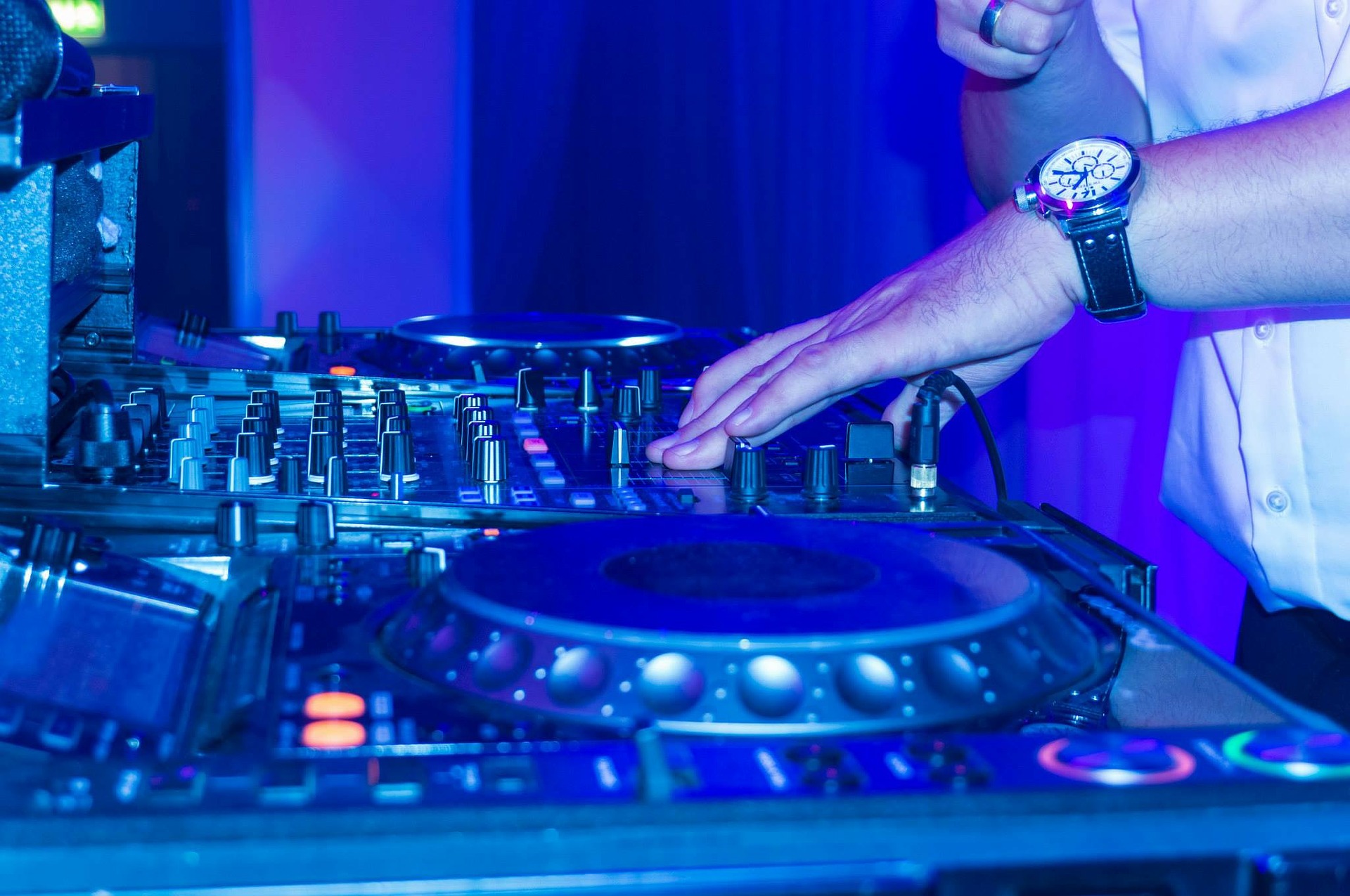 DJ_on_decks.jpg