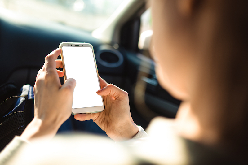 woman_in_car_with_phone.jpg