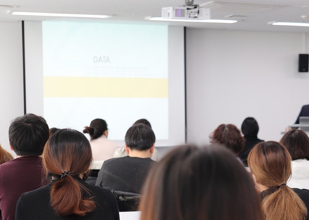 lecture-3986809_1920.jpg