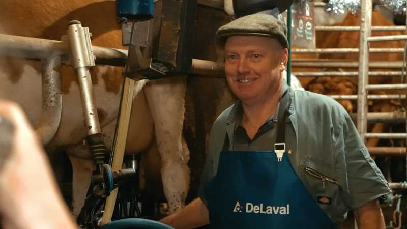 Jim_Naftel_at_Christmas_milking_1.jpg