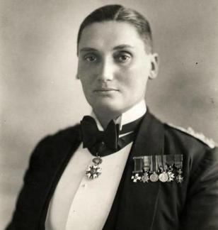 4._Colonel_Barker_online.jpg