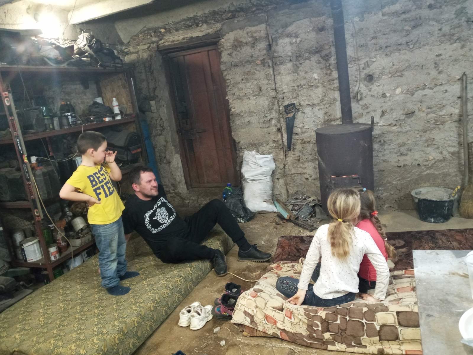 Kids_in_bunker.JPG