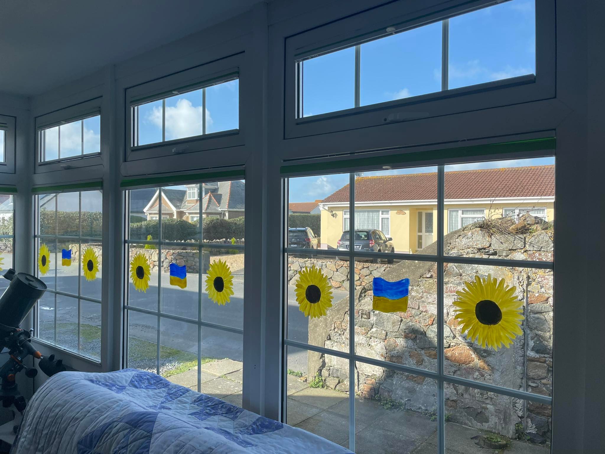 Ukraine_flag_window_paint.jpg