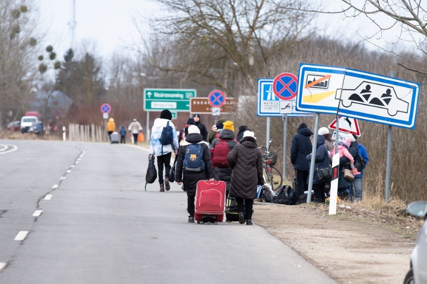 Ukrainians_fleeing_war_in_Feb_2022.jpg