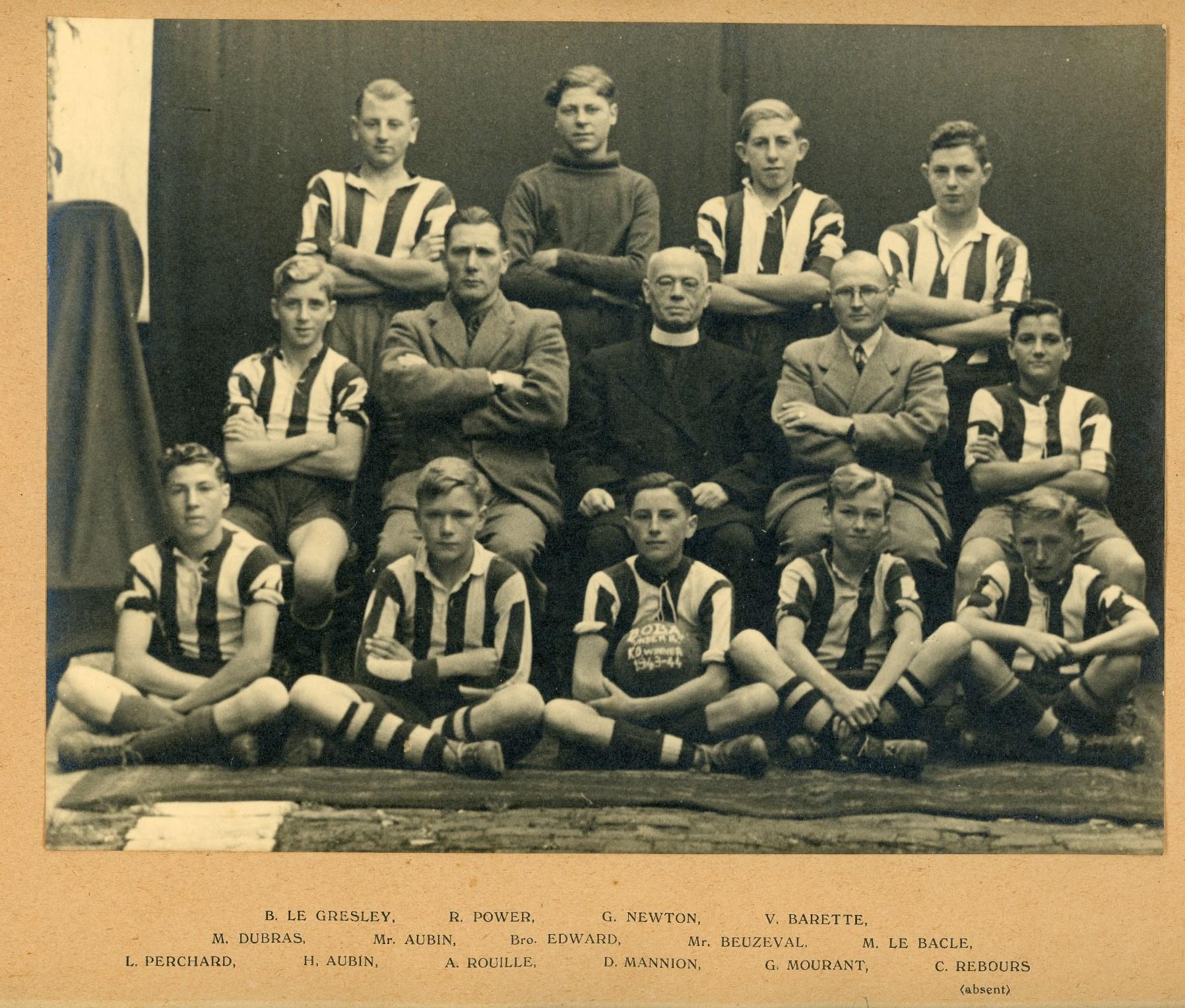 De La Salle Football team - L_D_33_F_1_-_1943-1944_Front.jpg