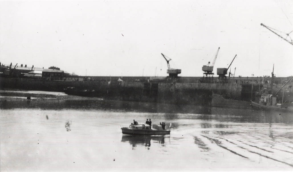 First launch of the Royal Navy to enter St Heliers harbour. (CREDIT: Neville Le Boutillier/Société Jersiaise)