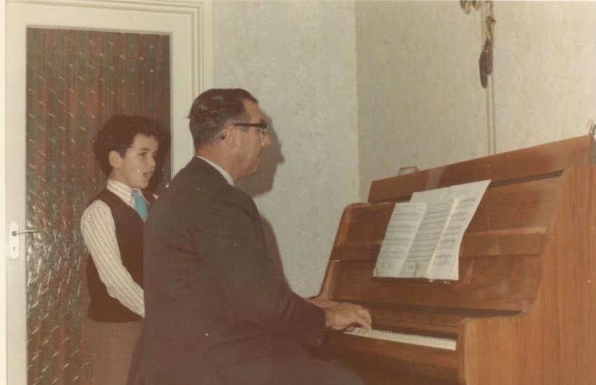 Jon_Le_Tocq_-_father_singing.jpg