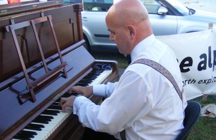 Jon_Le_Tocq_-_jazz_outdoor.jpg