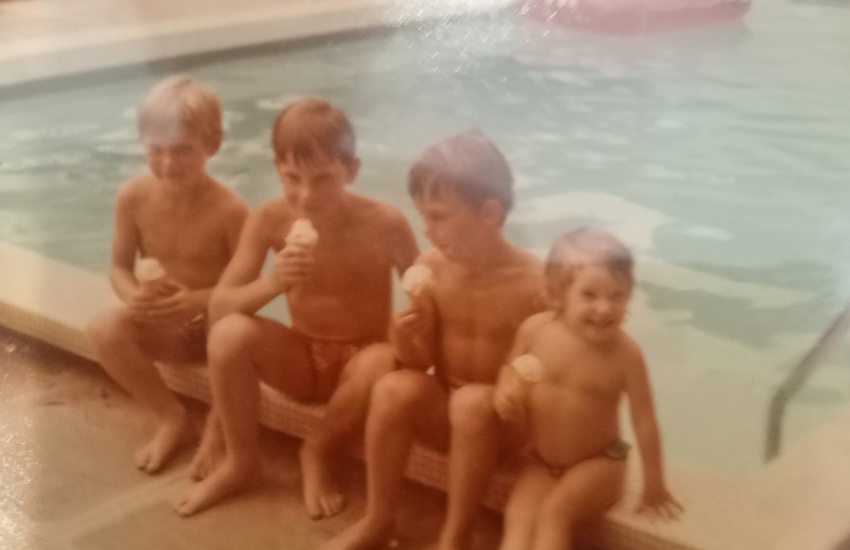 LDeS_-_childhood_brothers__friend.jpg