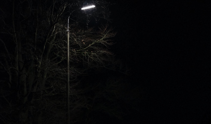 Lamp_dark_night.jpg