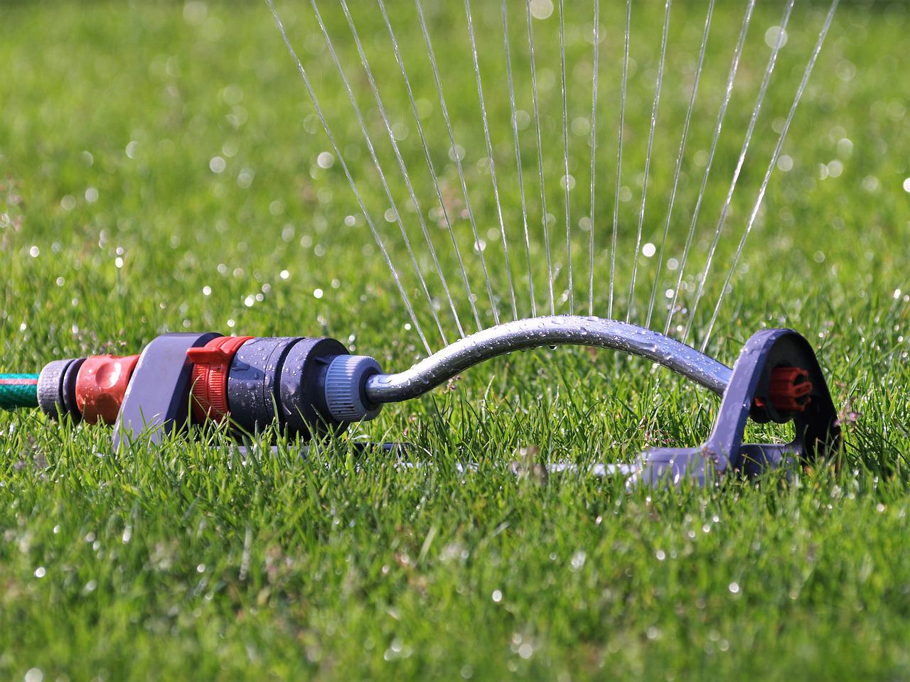 lawn-sprinkler-g27ad0c4cd_1280.jpg