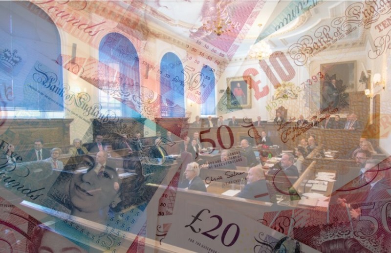 Cash_with_States_Chamber_in_background.jpg