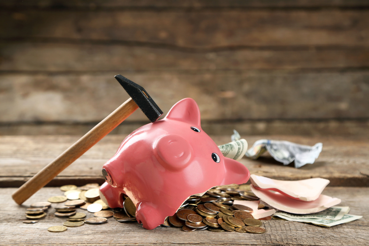 Broken_piggy_bank.jpg