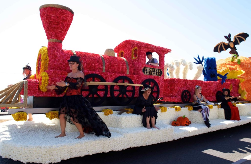 Battle_of_Flowers_2022_Adrian__Friends_Pumpkin_Express_Picture.png