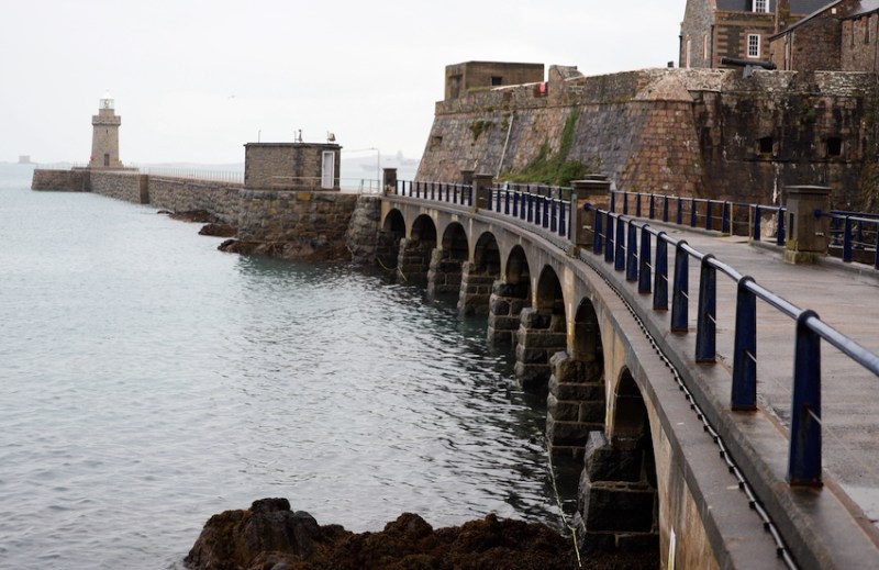 Castle_Cornet_bridge_breakwater.JPG