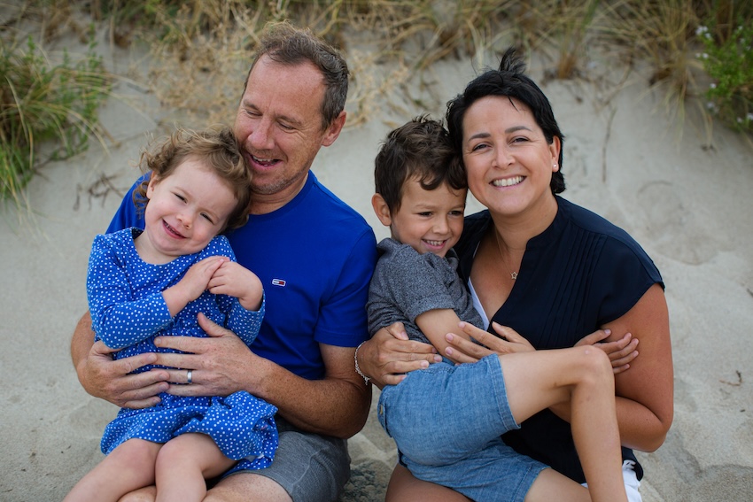 CREDIT_Sarah_Froome_Photography_Vikki Hammond_and_family_beach.jpg