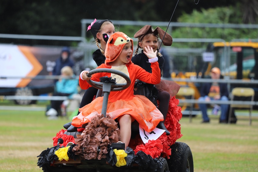 North_Show_2024_Battle_of_Flowers_fox.JPG